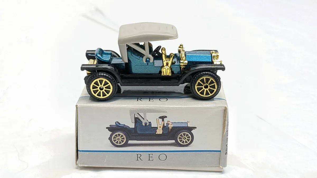 This is clearly a 1927 Packard Twin-Six roadster with custom coachwork by Brewster.
